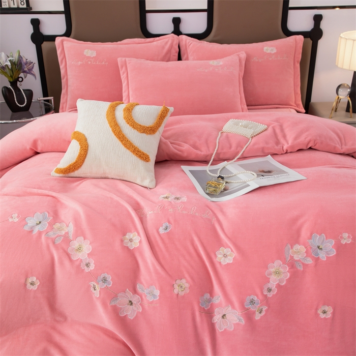 91家纺网 家纺一手货源 找家纺 优姿家纺 2025新款全消光10斤牛奶绒宽边绣花保暖四件套 花季-少女粉