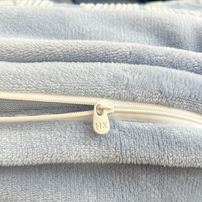 91家纺网 家纺一手货源 找家纺 绘萱家居 2025新款高克重雕花雕印纯色牛奶绒四件套双拼法莱绒珊瑚绒 雕印蝴蝶-浅兰