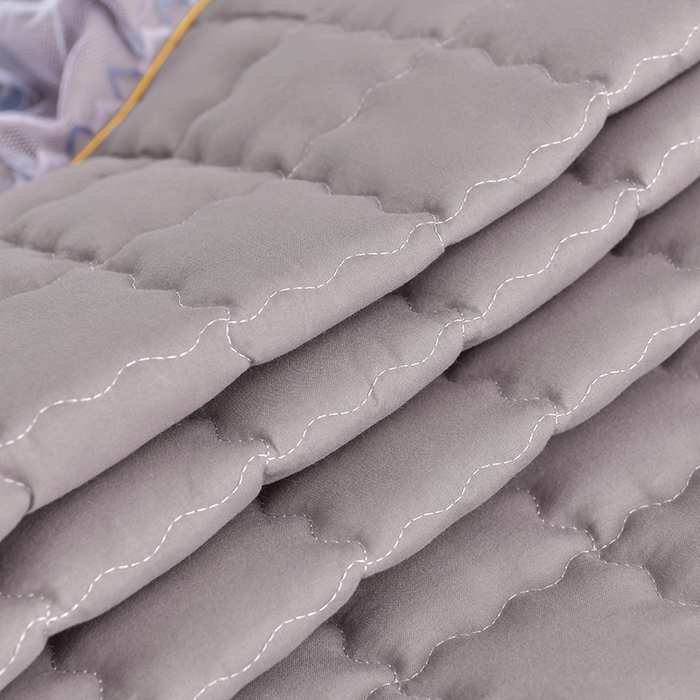 91家纺网 家纺一手货源 找家纺 艾裙海 2025新款90克磨毛夹棉绗缝床裙 浅灰色