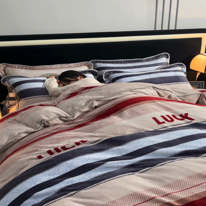 91家纺网 家纺一手货源 找家纺 佳品居 2025新款8斤床裙款牛奶绒四件套 时光印象