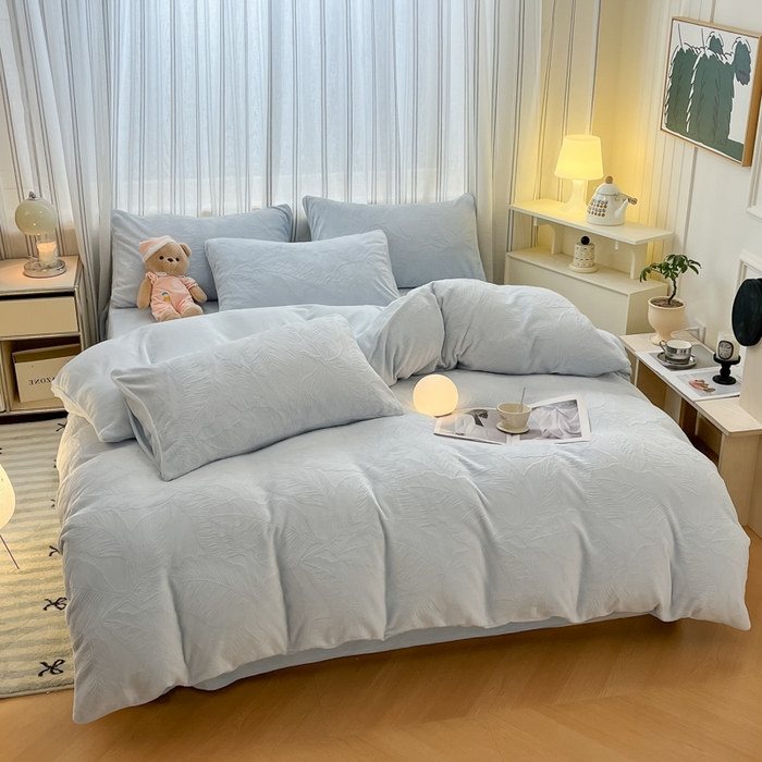 91家纺网 家纺一手货源 找家纺 绘萱家居 2025新款高克重雕花雕印纯色牛奶绒四件套双拼法莱绒珊瑚绒 芭蕉叶-浅兰