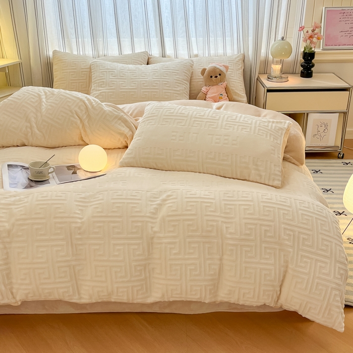 91家纺网 家纺一手货源 找家纺 绘萱家居 2025新款高克重雕花雕印纯色牛奶绒四件套双拼法莱绒珊瑚绒 回字格-奶白咖