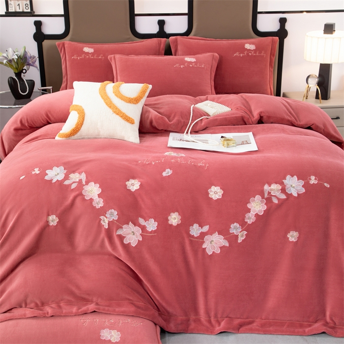 91家纺网 家纺一手货源 找家纺 优姿家纺 2025新款全消光10斤牛奶绒宽边绣花保暖四件套 花季-豆沙红