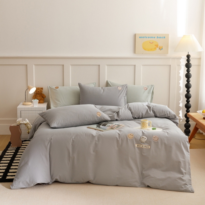 91家纺网 家纺一手货源 找家纺 艾莱家纺 2024新款全棉柔顺磨毛立体刺绣四件套--笑脸-星语 笑脸-灰色