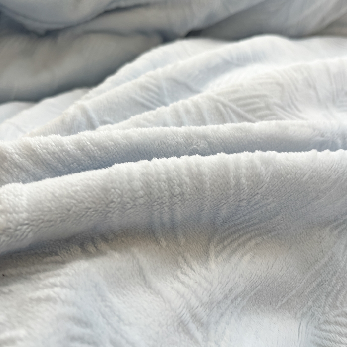 91家纺网 家纺一手货源 找家纺 绘萱家居 2025新款高克重雕花雕印纯色牛奶绒四件套双拼法莱绒珊瑚绒 芭蕉叶-浅兰