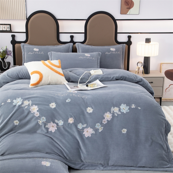 91家纺网 家纺一手货源 找家纺 优姿家纺 2025新款全消光10斤牛奶绒宽边绣花保暖四件套 花季-太空灰