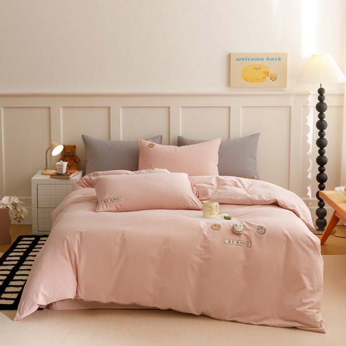 91家纺网 家纺一手货源 找家纺 艾莱家纺 2024新款全棉柔顺磨毛立体刺绣四件套--笑脸-星语 笑脸-沐粉