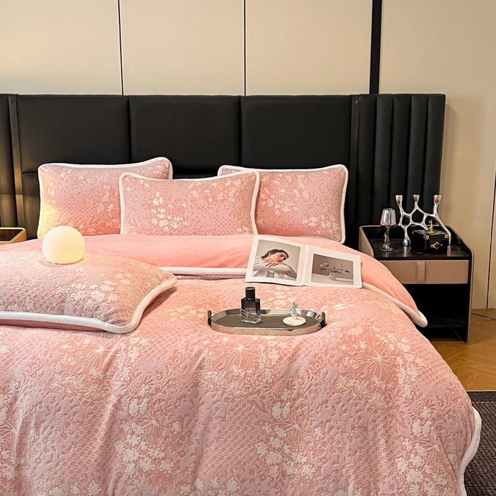 91家纺网 家纺一手货源 找家纺 诺梵 2025新款立体雕花绒四件套_控价标准高于149，加大高于159 梦娜-粉