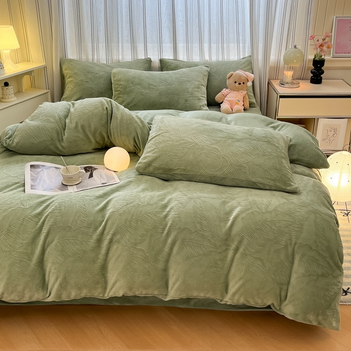 91家纺网 家纺一手货源 找家纺 绘萱家居 2025新款高克重雕花雕印纯色牛奶绒四件套双拼法莱绒珊瑚绒 芭蕉叶-灰绿