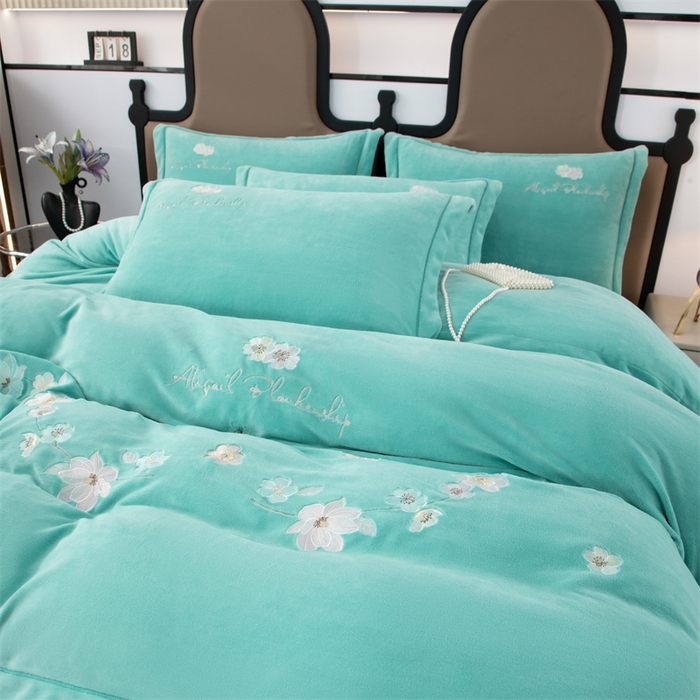 91家纺网 家纺一手货源 找家纺 优姿家纺 2025新款全消光10斤牛奶绒宽边绣花保暖四件套 花季-湖兰