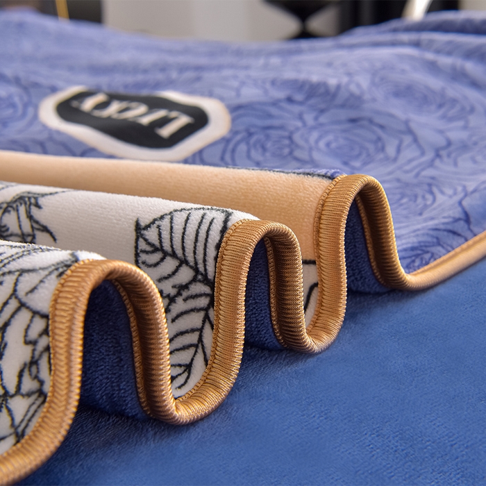 91家纺网 家纺一手货源 找家纺 佳品居 2025新款8斤床裙款牛奶绒四件套 花枝漫舞蓝