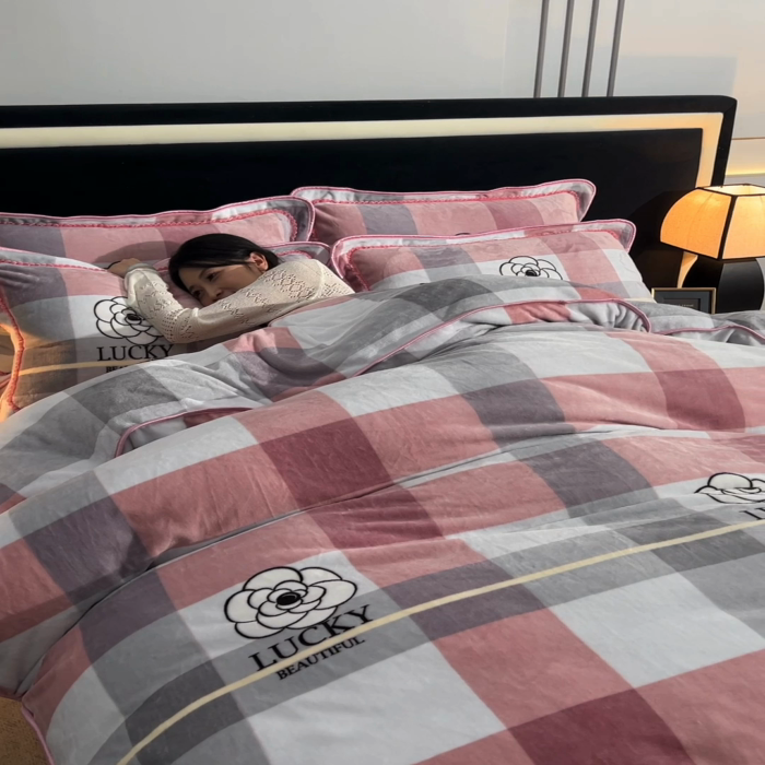 91家纺网 家纺一手货源 找家纺 佳品居 2025新款8斤床裙款牛奶绒四件套 情人结