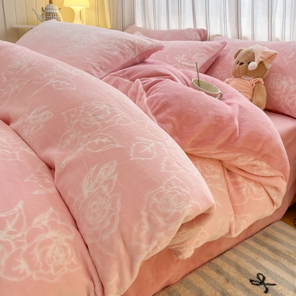 91家纺网 家纺一手货源 找家纺 （总）绘萱家居 2025新款高克重雕花雕印纯色牛奶绒四件套双拼法莱绒珊瑚绒