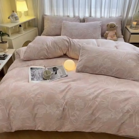 91家纺网 家纺一手货源 找家纺 绘萱家居 2025新款高克重雕花雕印纯色牛奶绒四件套双拼法莱绒珊瑚绒 花开-淡紫粉