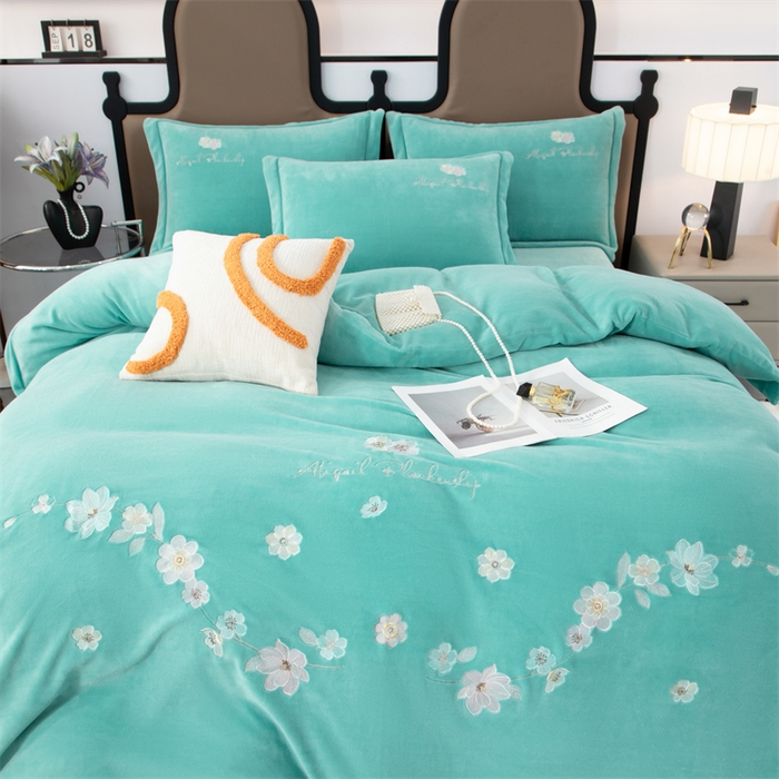 91家纺网 家纺一手货源 找家纺 优姿家纺 2025新款全消光10斤牛奶绒宽边绣花保暖四件套 花季-湖兰