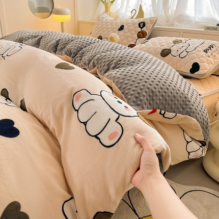 91家纺网 家纺一手货源 找家纺 悦织语 2024新品加厚A面印花牛奶绒+B面牛奶绒豆豆单被套场景二 呆萌狗