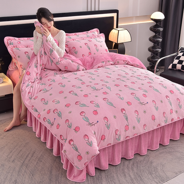 91家纺网 家纺一手货源 找家纺 佳品居 2025新款8斤床裙款牛奶绒四件套 红粉佳人