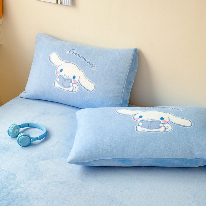 91家纺网 家纺一手货源 找家纺 孩子王家纺 2024新款正版授权三丽鸥库洛米大版卡通学生宿舍双面加厚牛奶绒系列四件套--提供买家秀 欢乐大耳狗