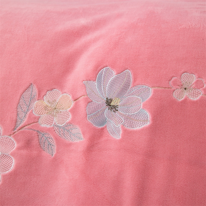 91家纺网 家纺一手货源 找家纺 优姿家纺 2025新款全消光10斤牛奶绒宽边绣花保暖四件套 花季-少女粉