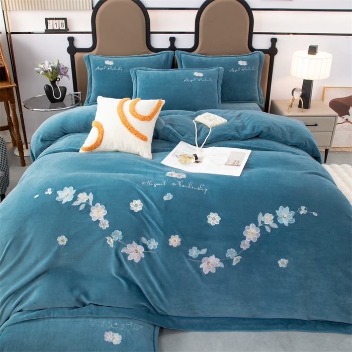 91家纺网 家纺一手货源 找家纺 优姿家纺 2025新款全消光10斤牛奶绒宽边绣花保暖四件套 花季-宝石蓝
