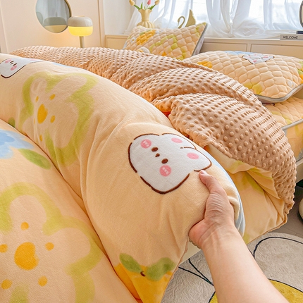 91家纺网 家纺一手货源 找家纺 悦织语 2024新品加厚A面印花牛奶绒+B面牛奶绒豆豆单被套场景二 橘子兔