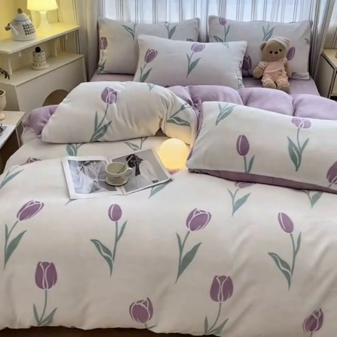 91家纺网 家纺一手货源 找家纺 绘萱家居 2025新款高克重雕花雕印纯色牛奶绒四件套双拼法莱绒珊瑚绒 雕印郁金香-紫