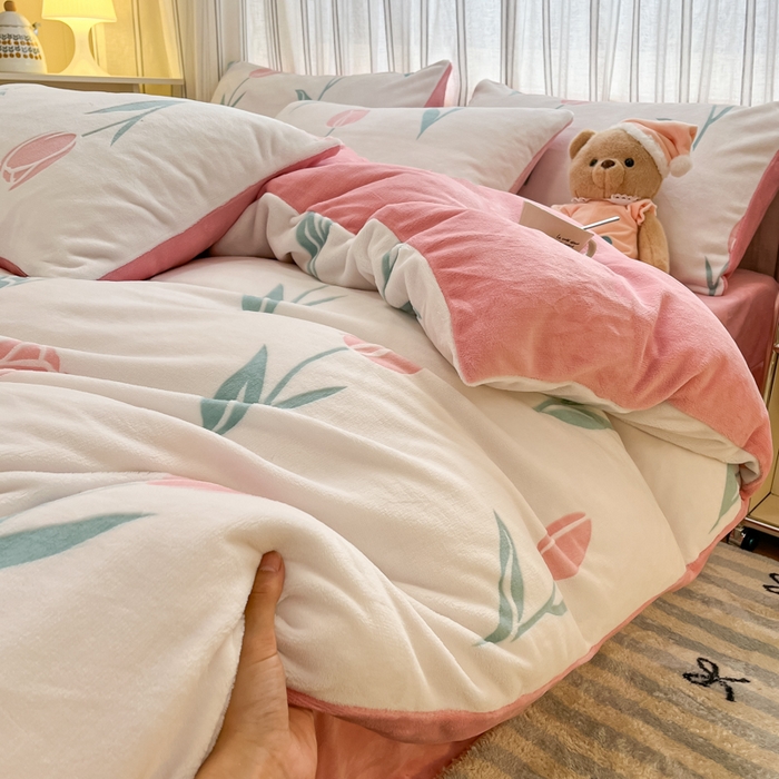 91家纺网 家纺一手货源 找家纺 绘萱家居 2025新款高克重雕花雕印纯色牛奶绒四件套双拼法莱绒珊瑚绒 雕印郁金香-粉