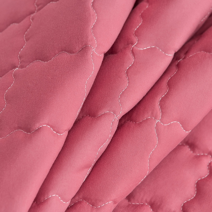 91家纺网 家纺一手货源 找家纺 艾裙海 2025新款90克磨毛夹棉绗缝床裙 豆沙红