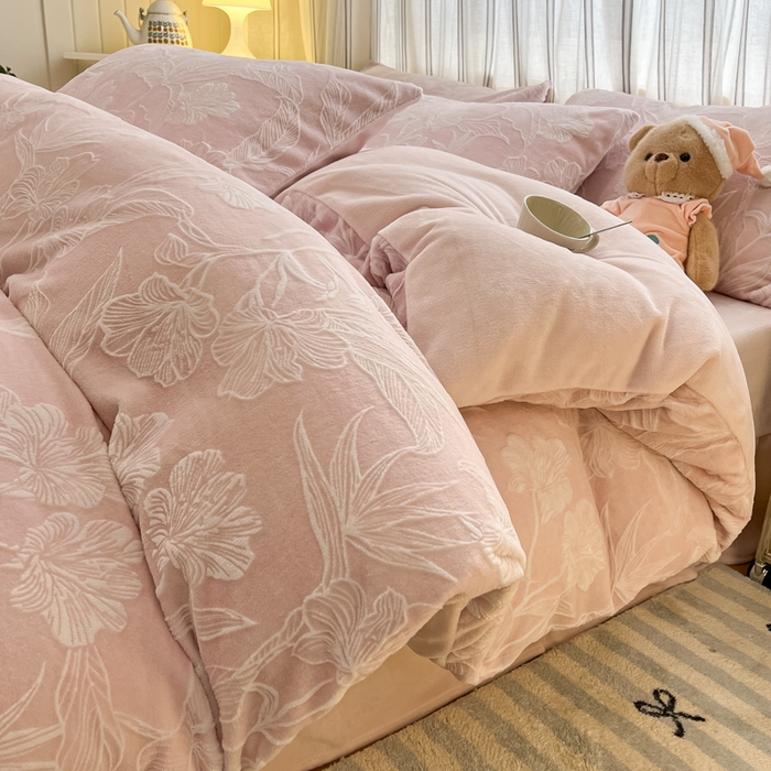 91家纺网 家纺一手货源 找家纺 绘萱家居 2025新款高克重雕花雕印纯色牛奶绒四件套双拼法莱绒珊瑚绒 花开-淡紫粉