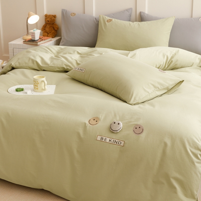 91家纺网 家纺一手货源 找家纺 艾莱家纺 2024新款全棉柔顺磨毛立体刺绣四件套--笑脸-星语 笑脸-芥绿