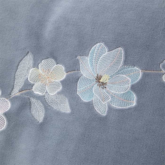 91家纺网 家纺一手货源 找家纺 优姿家纺 2025新款全消光10斤牛奶绒宽边绣花保暖四件套 花季-太空灰