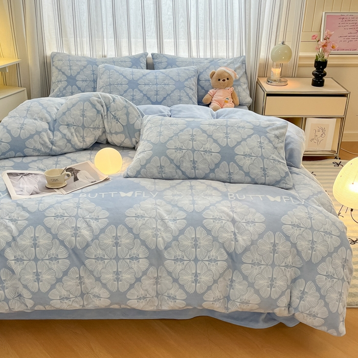 91家纺网 家纺一手货源 找家纺 绘萱家居 2025新款高克重雕花雕印纯色牛奶绒四件套双拼法莱绒珊瑚绒 雕印蝴蝶-浅兰