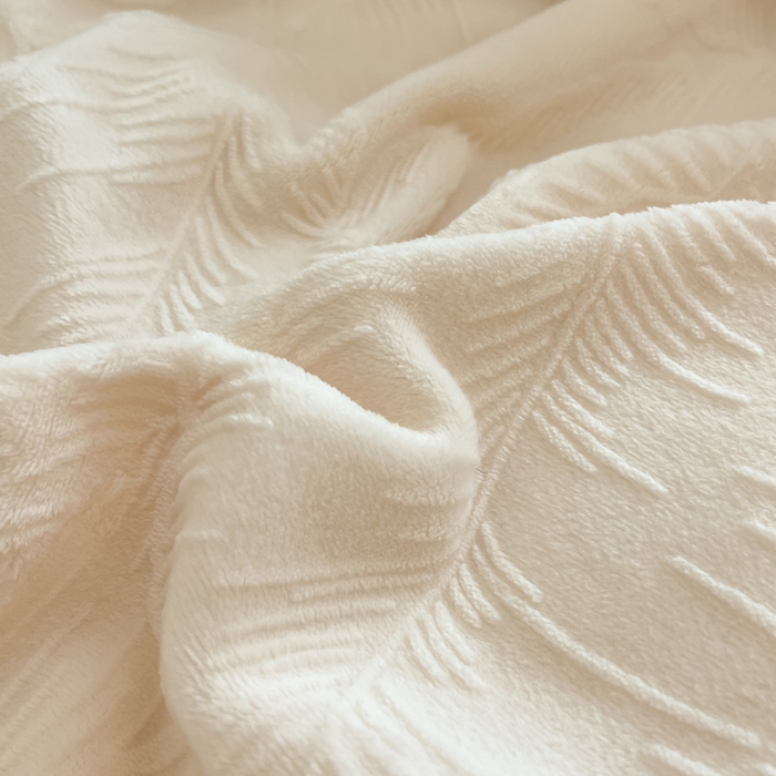 91家纺网 家纺一手货源 找家纺 绘萱家居 2025新款高克重雕花雕印纯色牛奶绒四件套双拼法莱绒珊瑚绒 芭蕉叶-奶白咖