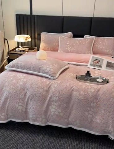 91家纺网 家纺一手货源 找家纺 诺梵 2025新款立体雕花绒四件套_控价标准高于149，加大高于159 梦娜-粉