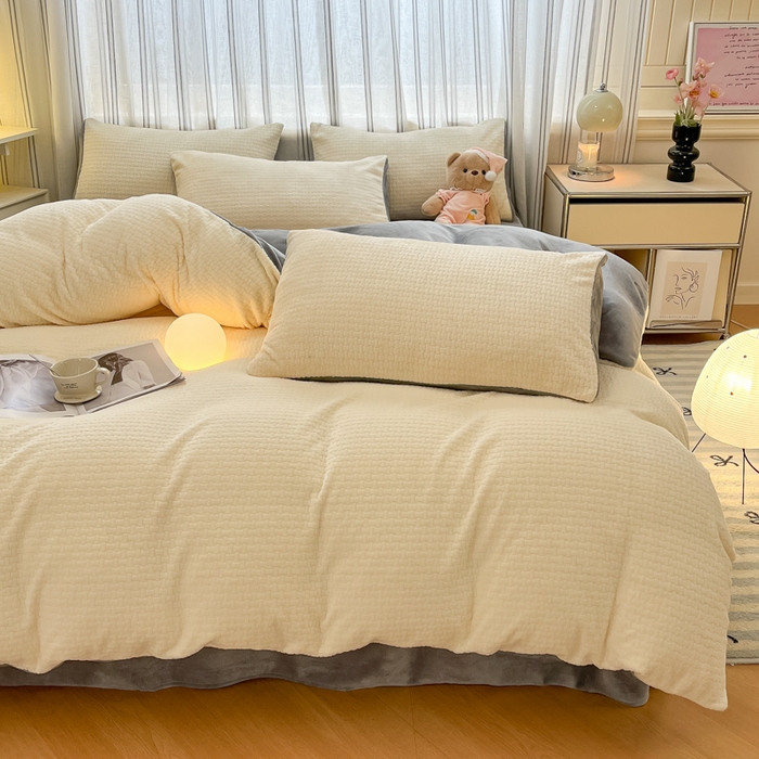 91家纺网 家纺一手货源 找家纺 绘萱家居 2025新款高克重雕花雕印纯色牛奶绒四件套双拼法莱绒珊瑚绒 华夫格-奶白灰