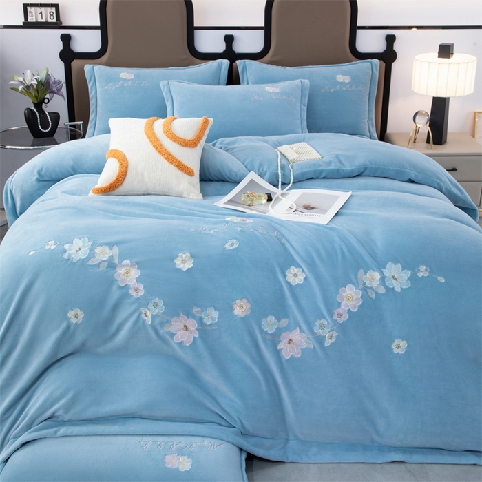 91家纺网 家纺一手货源 找家纺 优姿家纺 2025新款全消光10斤牛奶绒宽边绣花保暖四件套 花季-天空蓝