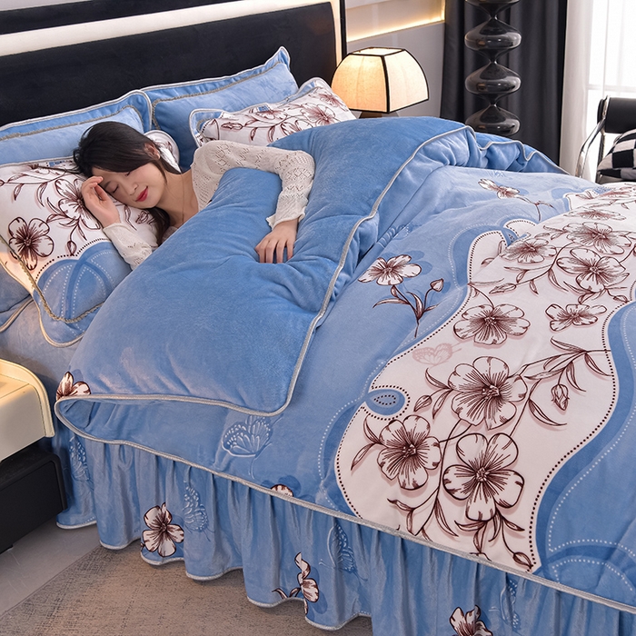 91家纺网 家纺一手货源 找家纺 佳品居 2025新款8斤床裙款牛奶绒四件套 蝶恋花蓝