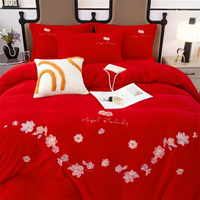 91家纺网 家纺一手货源 找家纺 优姿家纺 2025新款全消光10斤牛奶绒宽边绣花保暖四件套 花季-大红