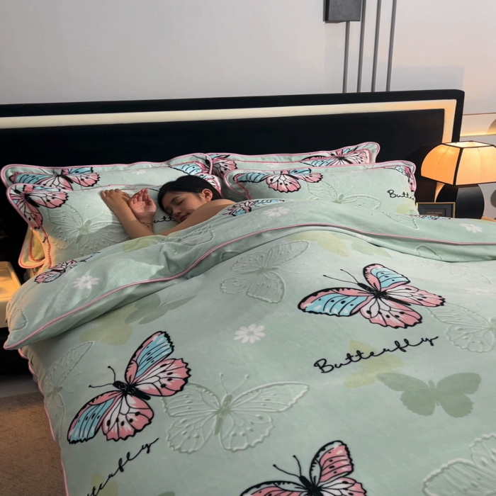 91家纺网 家纺一手货源 找家纺 佳品居 2025新款8斤床裙款牛奶绒四件套 翩翩起舞