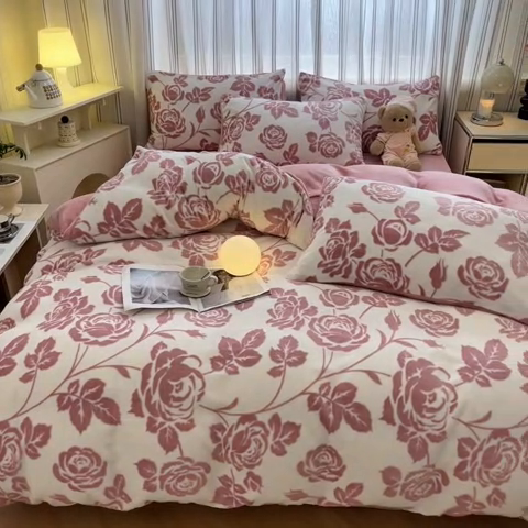 91家纺网 家纺一手货源 找家纺 绘萱家居 2025新款高克重雕花雕印纯色牛奶绒四件套双拼法莱绒珊瑚绒 爱意浓-粉