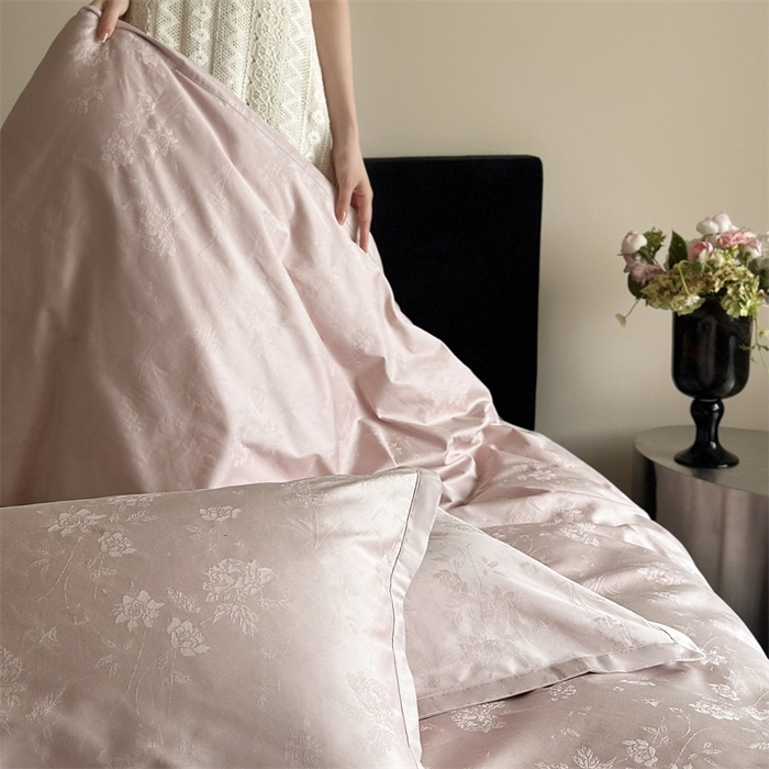 91家纺网 家纺一手货源 找家纺 鹿班家居 2024新款100支长绒棉精致提花系列四件套-蜜语满屋 蜜语满屋-粉色