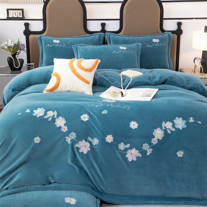91家纺网 家纺一手货源 找家纺 优姿家纺 2025新款全消光10斤牛奶绒宽边绣花保暖四件套 花季-宝石蓝