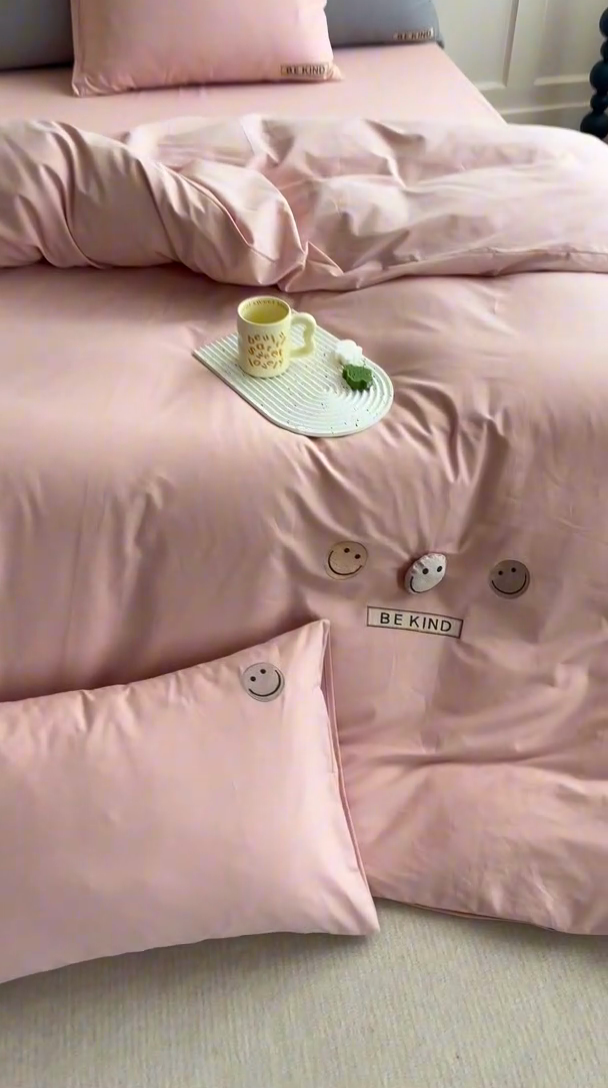 91家纺网 家纺一手货源 找家纺 艾莱家纺 2024新款全棉柔顺磨毛立体刺绣四件套--笑脸-星语 笑脸-沐粉