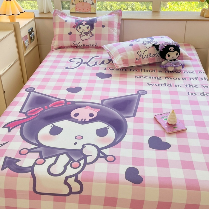 91家纺网 家纺一手货源 找家纺 博雅 2024新款三丽鸥全棉大版印花床笠系列 全棉大版-格子库洛米