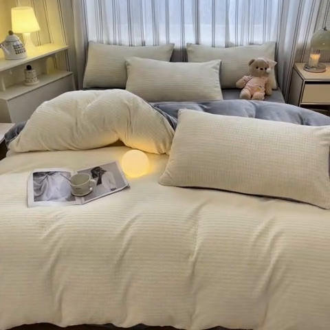 91家纺网 家纺一手货源 找家纺 绘萱家居 2025新款高克重雕花雕印纯色牛奶绒四件套双拼法莱绒珊瑚绒 华夫格-奶白灰