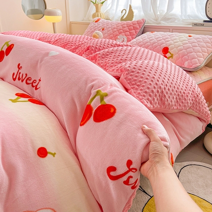 91家纺网 家纺一手货源 找家纺 悦织语 2024新品加厚A面印花牛奶绒+B面牛奶绒豆豆单被套场景二 小樱桃