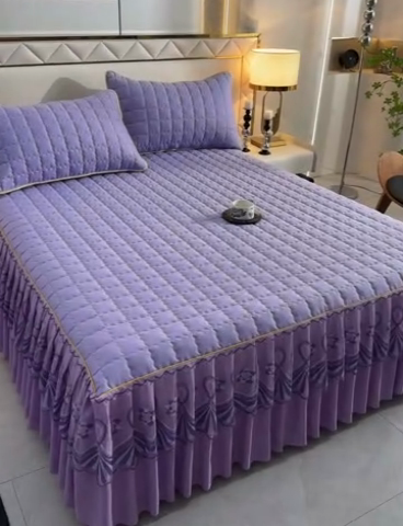 91家纺网 家纺一手货源 找家纺 艾裙海 2025新款90克磨毛夹棉绗缝床裙 紫色