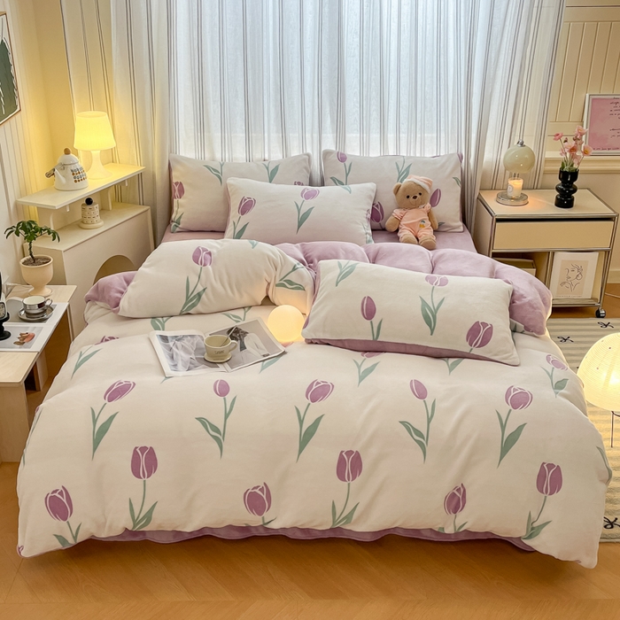 91家纺网 家纺一手货源 找家纺 绘萱家居 2025新款高克重雕花雕印纯色牛奶绒四件套双拼法莱绒珊瑚绒 雕印郁金香-紫