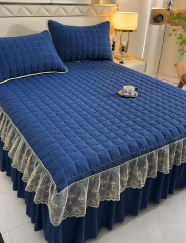 91家纺网 家纺一手货源 找家纺 艾裙海 2025新款90克磨毛夹棉绗缝床裙 藏青色