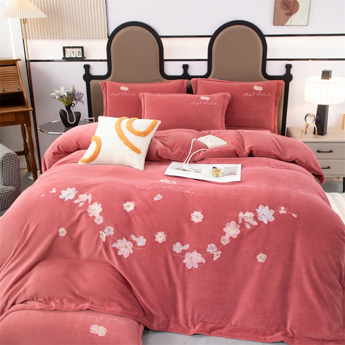 91家纺网 家纺一手货源 找家纺 优姿家纺 2025新款全消光10斤牛奶绒宽边绣花保暖四件套 花季-豆沙红